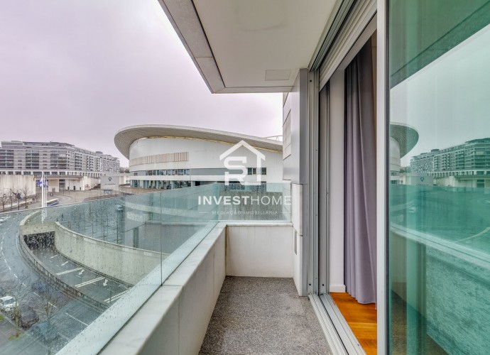 Apartamento T2 | 2 Frentes | 2011 | Varanda | 2 Lug Garagem | Arrumos