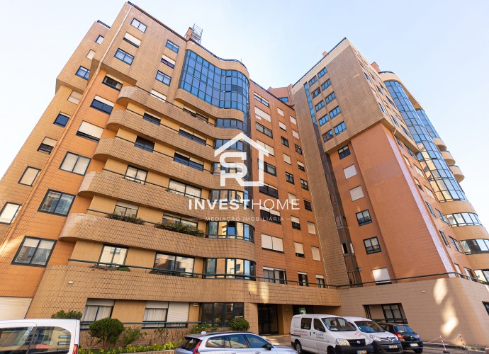 Apartamento T2 | 2 Frentes | Lugar de garagem | Arrumo | Jardins D’Arrábida 
