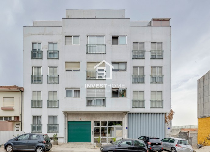 Apartamento T2 | 2 Frentes| Terraço| 2 Lugares garagem | Arrumo | Mobilado| S. M. Infesta