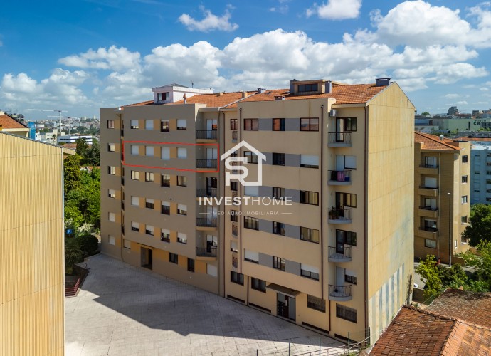 Apartamento T2+1 | Renovado | Boas Áreas | Varanda | 2 Lugares Garagem