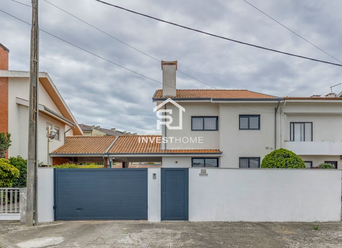Moradia T3 | Renovada | 3 Frentes | Terraço| Box | Praia Aguda 400m