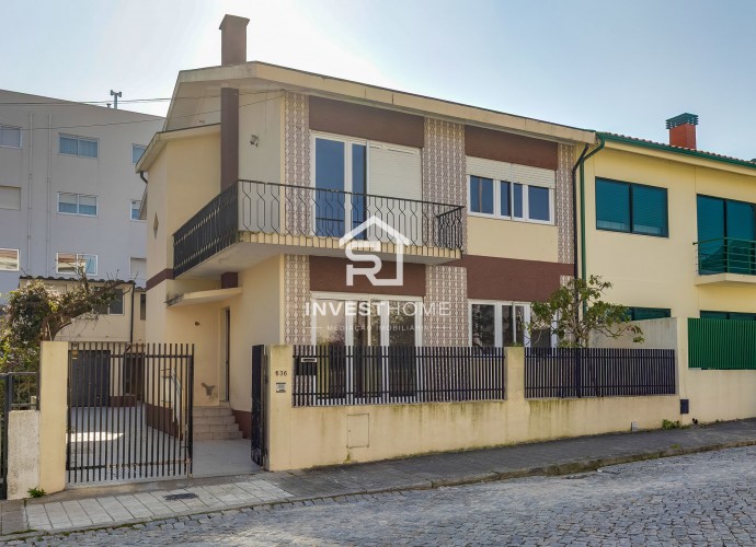 Moradia T4 + 1 | 3 Frentes | Box | Varandas | Terraço