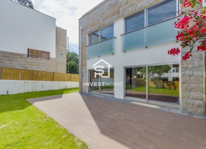 Moradia T4 | Renovada | Condomínio Fechado | Arcos Sardão | Jardim | Terraço | Box