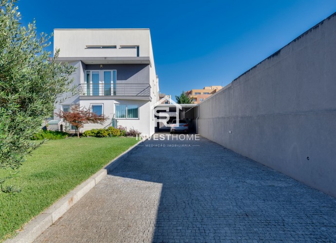 Moradia T4 totalmente remodelada | Metro à porta | Jardim | Box 2 carros | Varandas